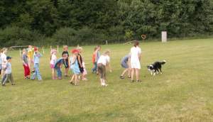 Moni spielt als Belohnung begeistert mit den Kindern Bllchen