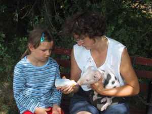 Petra und Rahel ziehen ein Ferkel fr unseren Zirkus gro