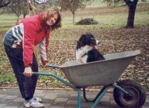 Hey, Frauchen, lassen wir doch den Kinderkram....hast du denn nicht das hübsche Mädele gesehen???